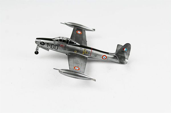 QD058 1/72 Ölçek, F-84G Thunderjet Sergilemeye Hazır Plastik Uçak Maketi