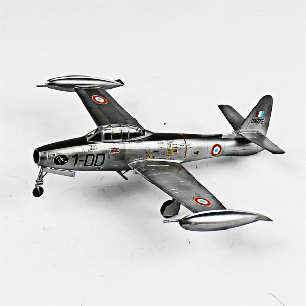 QD058 1/72 Ölçek, F-84G Thunderjet Sergilemeye Hazır Plastik Uçak Maketi
