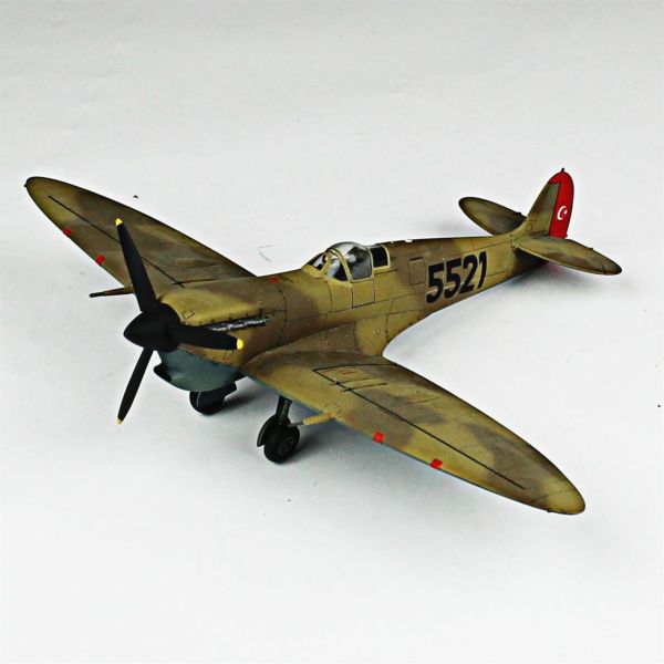 QD114 1/48 Ölçek, Spitfire Mk.V Sergilemeye Hazır Plastik Uçak Maketi