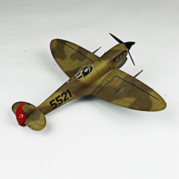 QD114 1/48 Ölçek, Spitfire Mk.V Sergilemeye Hazır Plastik Uçak Maketi