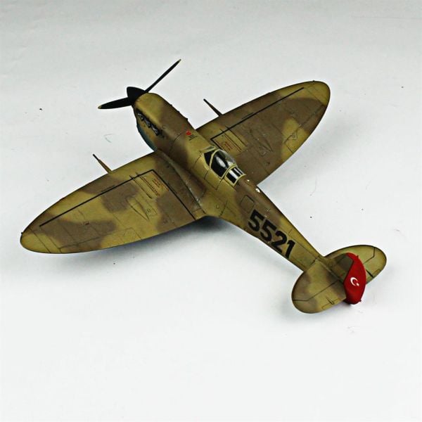 QD114 1/48 Ölçek, Spitfire Mk.V Sergilemeye Hazır Plastik Uçak Maketi