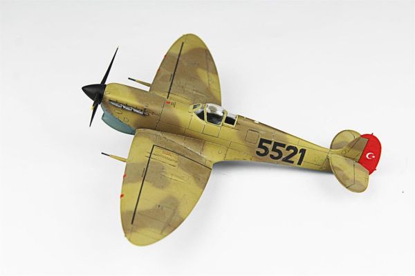 QD114 1/48 Ölçek, Spitfire Mk.V Sergilemeye Hazır Plastik Uçak Maketi