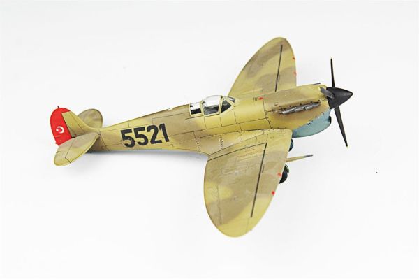 QD114 1/48 Ölçek, Spitfire Mk.V Sergilemeye Hazır Plastik Uçak Maketi
