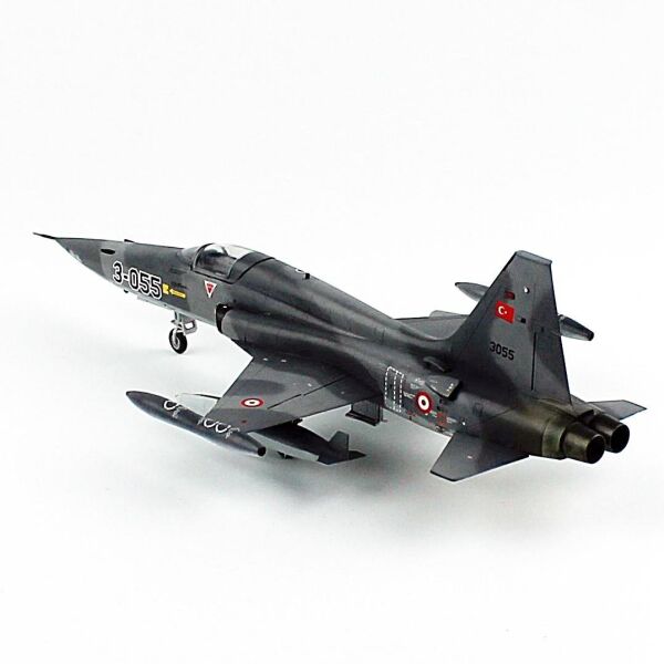 QD171 1/72 NF-5A Freedom Fighter 133.Filo, Zebra Şemalı Sergilemeye Hazır Plastik Uçak Modeli