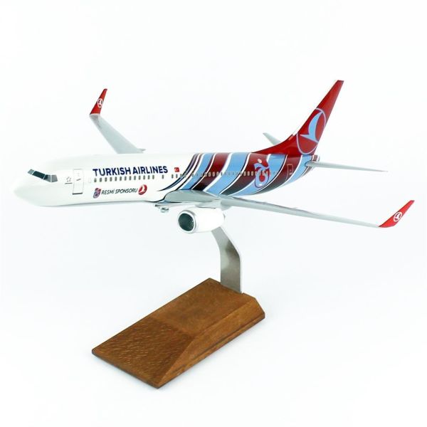 THY003 1/100 Ölçek, THY Trabzon Spor Logolu B737-800 Yolcu Uçağı, Sergilemeye Hazır Ahşap Standlı Model