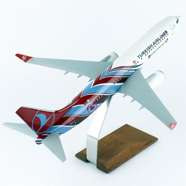 THY003 1/100 Ölçek, THY Trabzon Spor Logolu B737-800 Yolcu Uçağı, Sergilemeye Hazır Ahşap Standlı Model