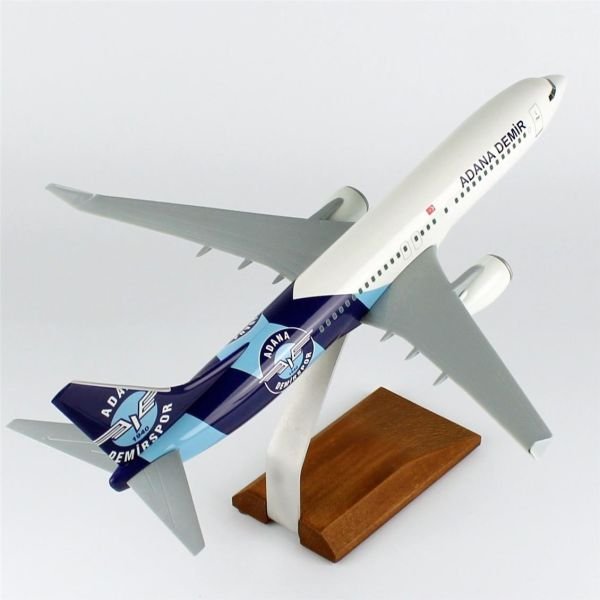 THY011 1/100 Ölçek, THY Adana Demir Spor Logolu B737-800 Yolcu Uçağı, Sergilemeye Hazır Ahşap Standlı Model