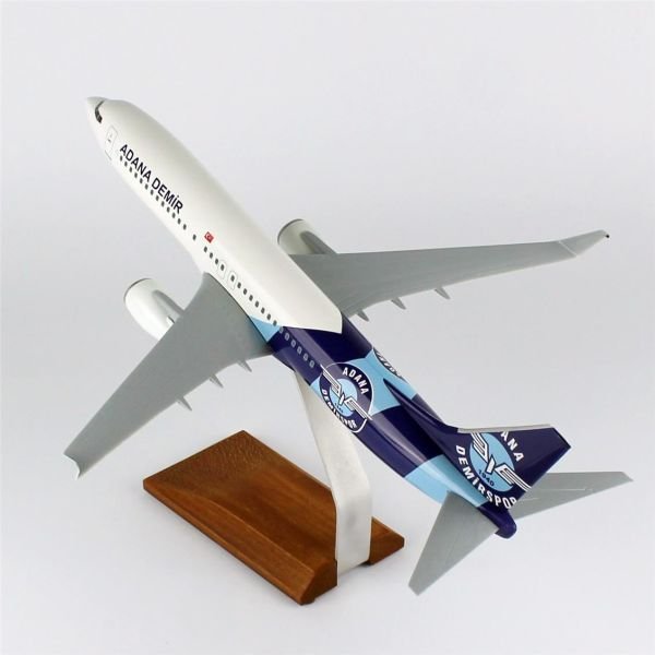 THY011 1/100 Ölçek, THY Adana Demir Spor Logolu B737-800 Yolcu Uçağı, Sergilemeye Hazır Ahşap Standlı Model