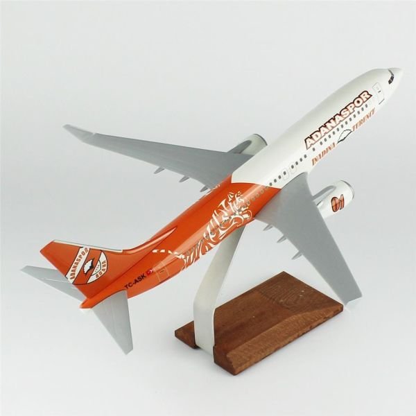 THY014 1/100 Ölçek, THY Adana Spor Logolu B737-800 Yolcu Uçağı, Sergilemeye Hazır Ahşap Standlı Model