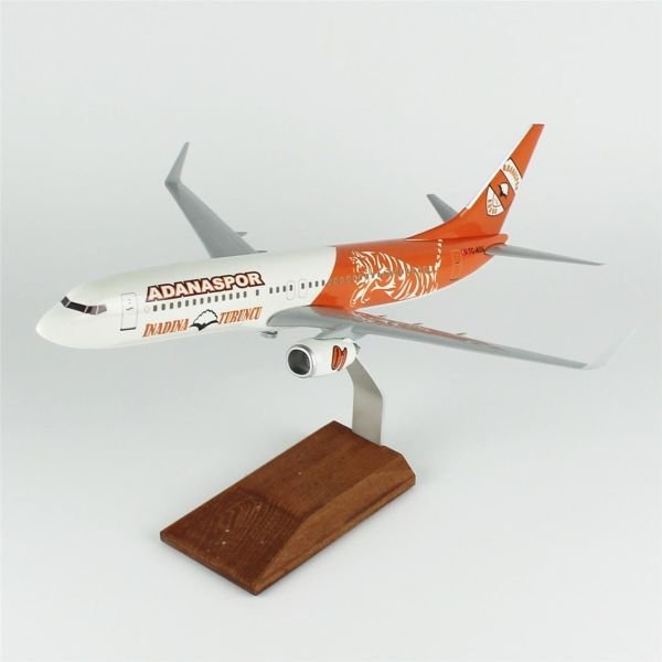 THY014 1/100 Ölçek, THY Adana Spor Logolu B737-800 Yolcu Uçağı, Sergilemeye Hazır Ahşap Standlı Model