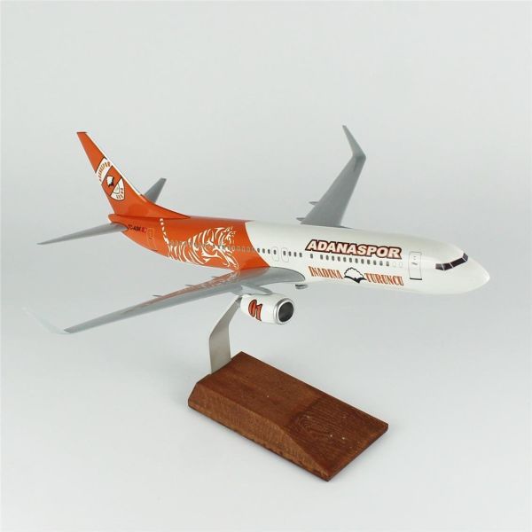 THY014 1/100 Ölçek, THY Adana Spor Logolu B737-800 Yolcu Uçağı, Sergilemeye Hazır Ahşap Standlı Model
