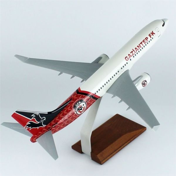 THY017 1/100 Ölçek, THY Gaziantep Spor Logolu B737-800 Yolcu Uçağı, Sergilemeye Hazır Ahşap Standlı Model