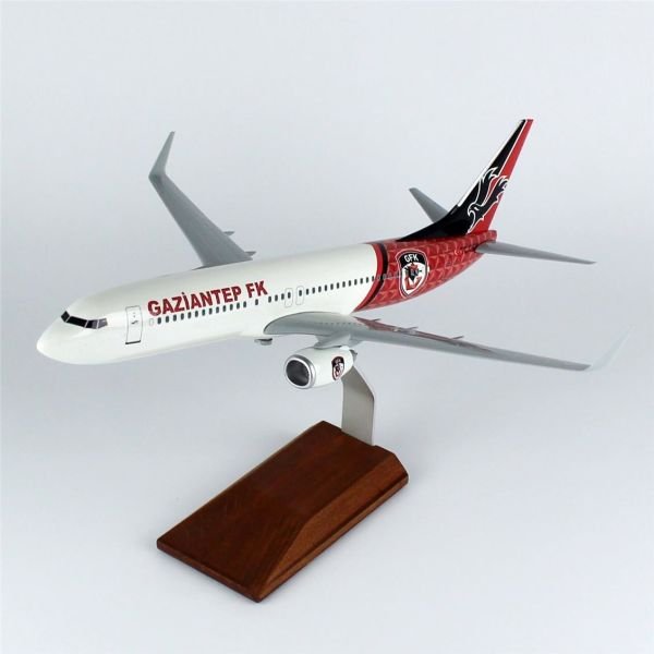 THY017 1/100 Ölçek, THY Gaziantep Spor Logolu B737-800 Yolcu Uçağı, Sergilemeye Hazır Ahşap Standlı Model