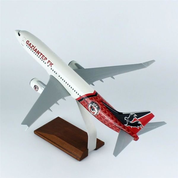 THY017 1/100 Ölçek, THY Gaziantep Spor Logolu B737-800 Yolcu Uçağı, Sergilemeye Hazır Ahşap Standlı Model