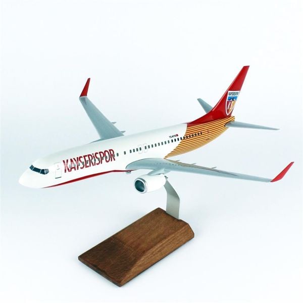 THY040 1/100 Ölçek, THY Kayseri Spor Logolu B737-800 Yolcu Uçağı, Sergilemeye Hazır Ahşap Standlı Model