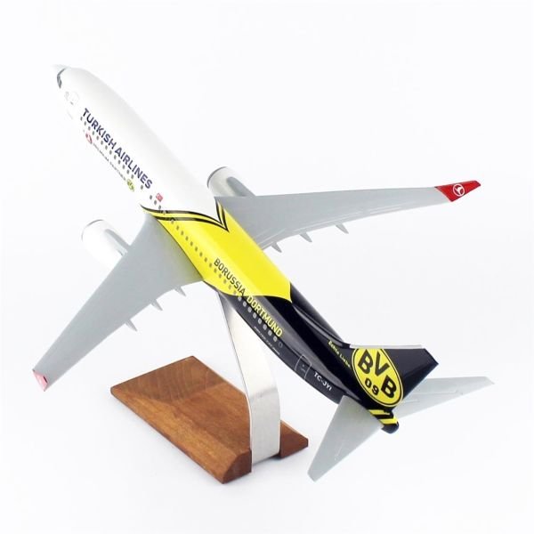 THY051 1/100 Ölçek, THY Borissia Dortmund Logolu B737-800 Yolcu Uçağı, Sergilemeye Hazır Ahşap Standlı Model