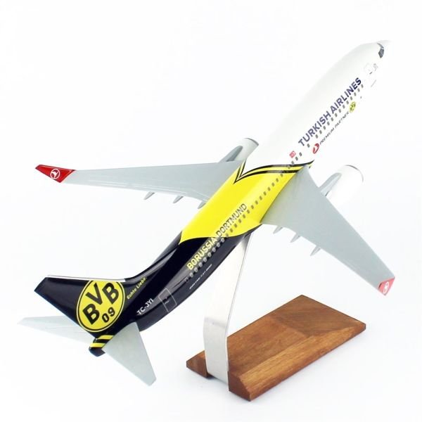 THY051 1/100 Ölçek, THY Borissia Dortmund Logolu B737-800 Yolcu Uçağı, Sergilemeye Hazır Ahşap Standlı Model