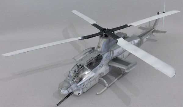 Kitty Hawk 80125 1/48 Ölçek, AH-1Z Viper (Version 2.0) Askeri Helikopter ve 2 Resin Figür, Plastik Model kiti