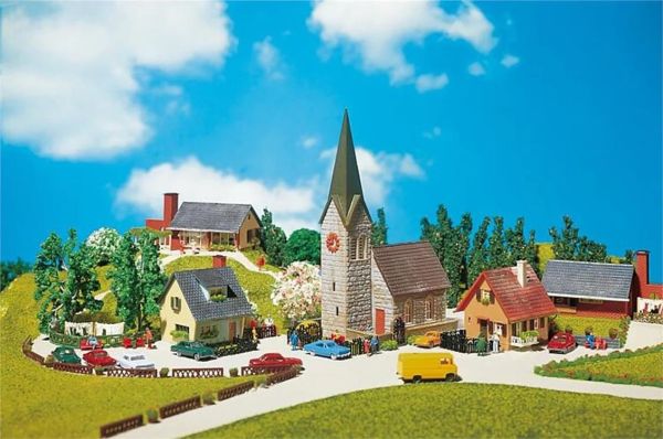 Faller 232220 1/160 Ölçek, Köy Evleri ve Kilise ( 4 Adet ), Plastik Model Kiti