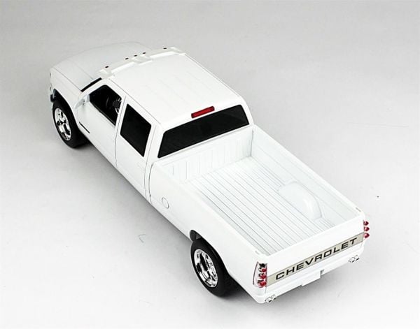 Greenlight 19072 1/18 Ölçek, 1997 Chevrolet Silverado 3500,Çift Kabin, Beyaz, Sergilemeye Hazır Metal Kamyonet Modeli